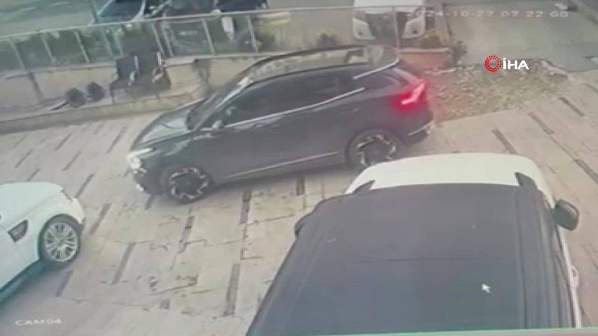 Esenyurt'ta Oto Fareleri Gecede 3 Aracı Soydu
