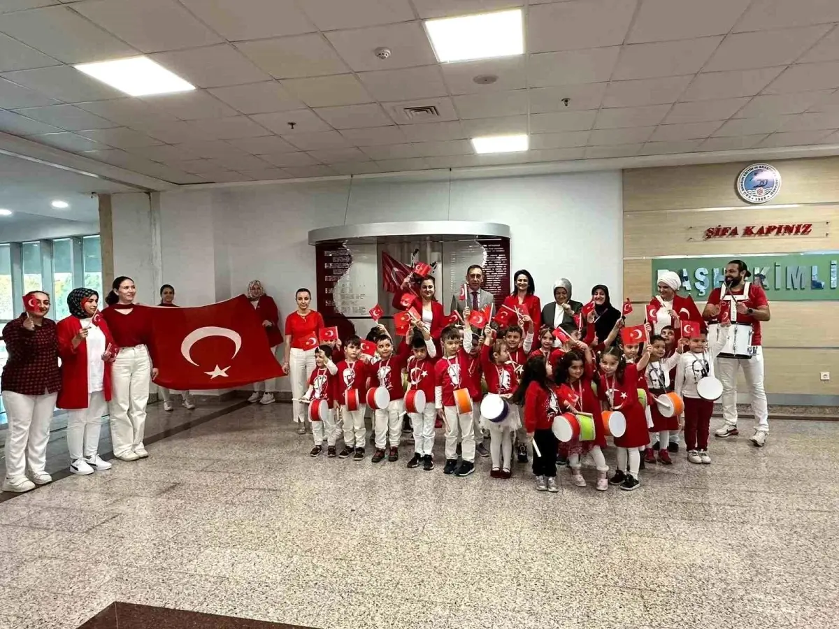 Minik Öğrencilerden Hastanede Cumhuriyet Kutlaması