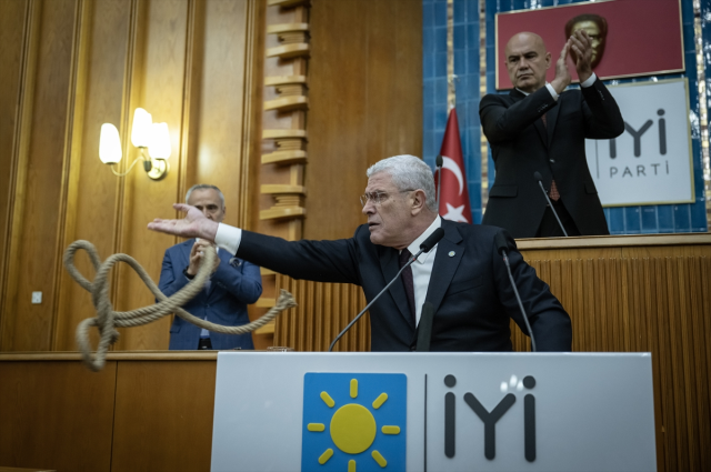 Müsavat Dervişoğlu threw a noose from the podium and shook hands with Bahçeli