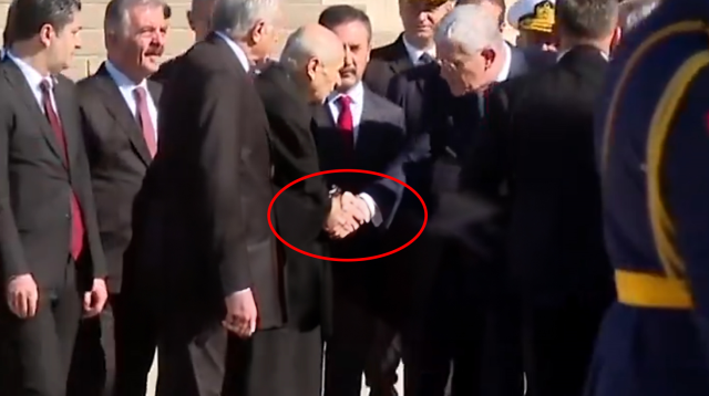 Müsavat Dervişoğlu threw a noose from the podium and shook hands with Bahçeli