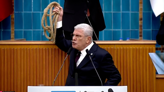 Müsavat Dervişoğlu threw a noose from the podium and shook hands with Bahçeli