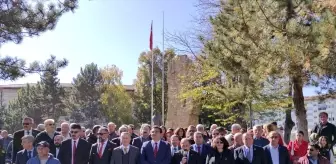 Sivas'ta CHP İl Teşkilatı Atatürk Anıtı'na çelenk sundu