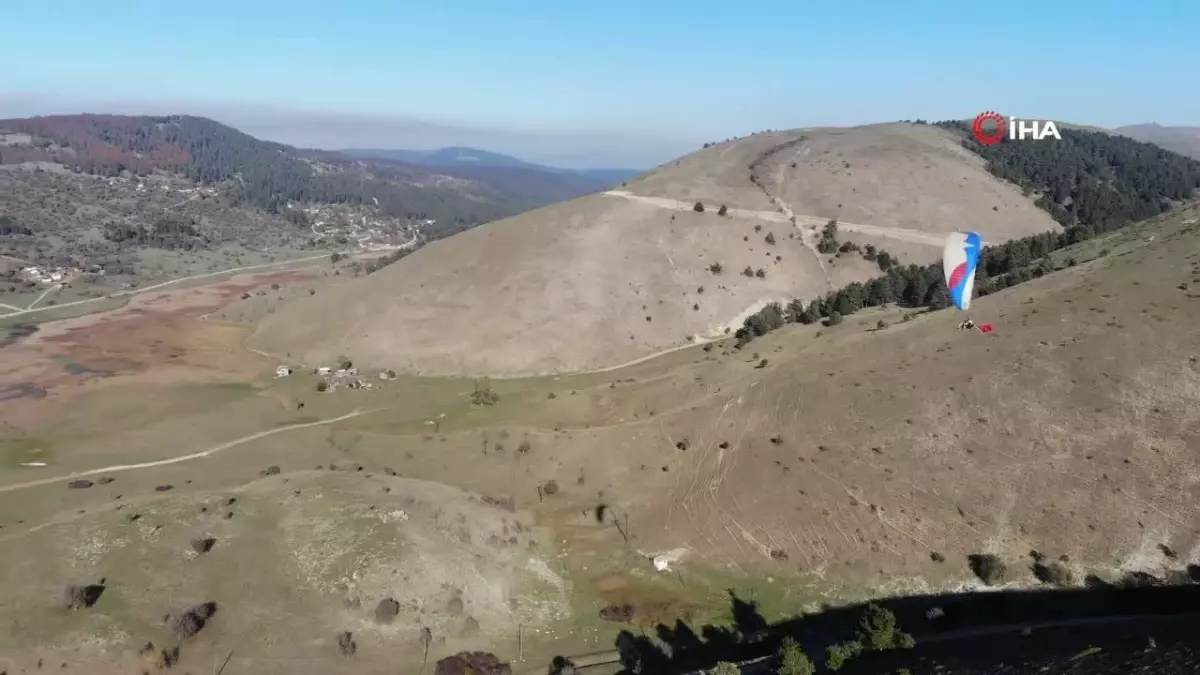 Bolu'da Cumhuriyet Bayramı'nda Yamaç Paraşütüyle Türk Bayraklarıyla Uçtular