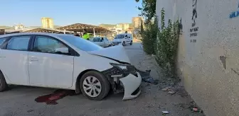 Adana'da Duvara Çarpan Otomobilin Sürücüsü Yaralandı