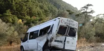 Balıkesir'de Zeytin İşçilerini Taşıyan Minibüse Çarpan Araç 15 Yaralı