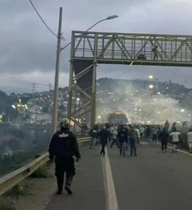 Brezilya'da taraftar otobüsü ateşe verildi: 1 taraftar yanarak can verdi