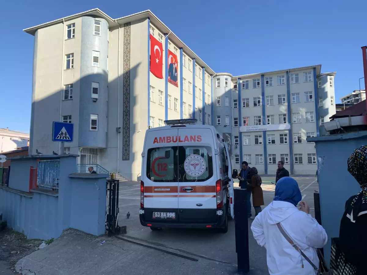 Rize'de Yaya Geçidinde Öğrenciye Araç Çarptı