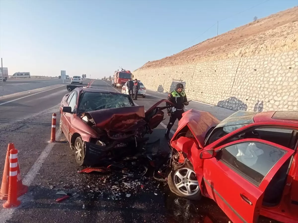 Afyonkarahisar'da Trafik Kazası: 3 Yaralı