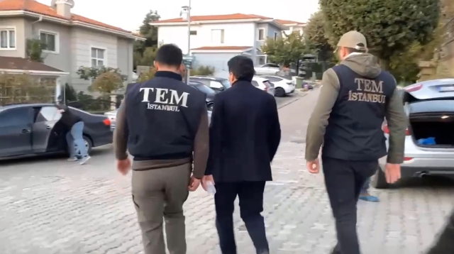 Images of the moment Ahmet Özer was detained have emerged