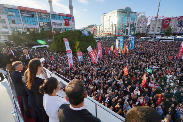 CHP ve DEM Parti, Esenyurt'ta Ahmet Özer için ortak miting düzenledi