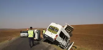 Diyarbakır'da Öğretmenleri Taşıyan Minibüs Kaza Yaptı: 17 Yaralı