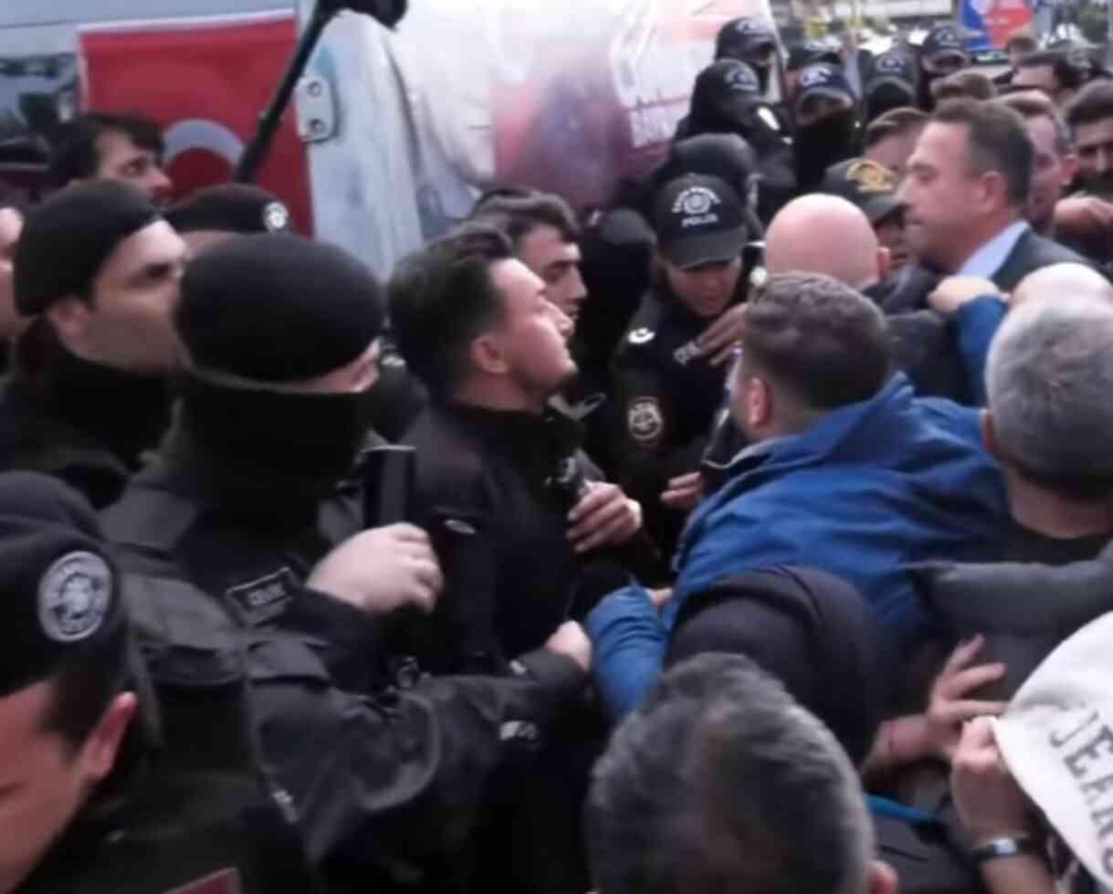 Esenyurt Belediyesi'ne gitmeye çalışan CHP otobüsü polis barikatına takıldı