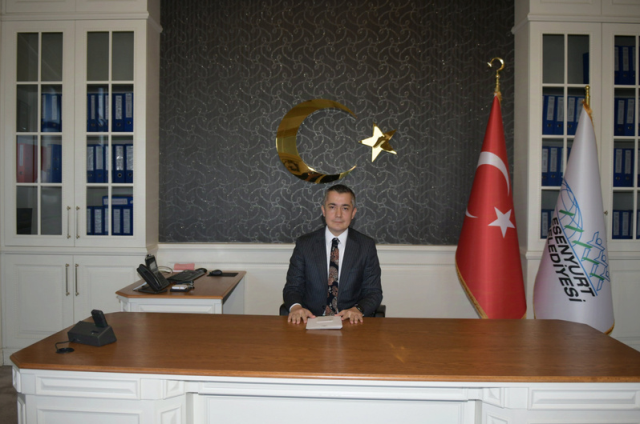 The trustee's first move was to remove Ahmet Özer's photos from the wall and hang the Turkish flag