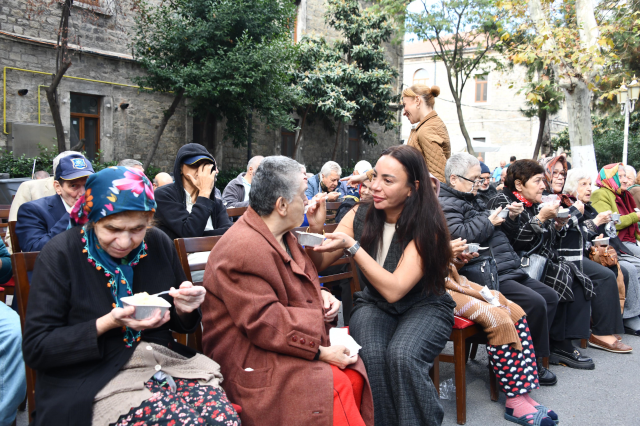 Sweet conversation from Mahizer and a mini concert from Züleyha