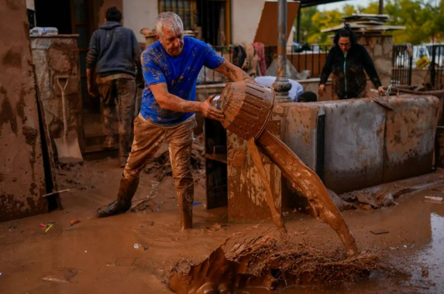 Looting incidents have begun to emerge in Spain, which was hit by the flood disaster