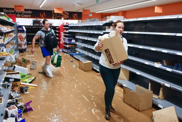 Looting incidents have begun to emerge in Spain, which was hit by the flood disaster