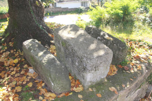 56 yıldır üzerine oturdukları taş 1800 yıllık tarihi eser çıktı