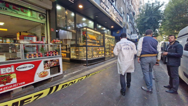 Attempted robbery with a döner knife in a bakery: 3 people injured