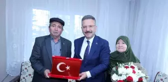 Vali Hüseyin Aksoy, Seyitgazi'deki şehit ailesini ziyaret etti