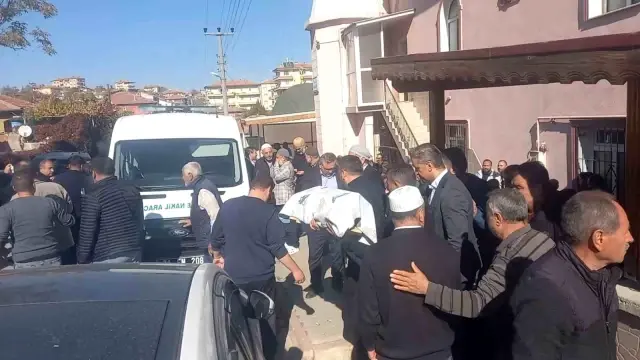 Bu acının tarifi yok! Baba, 7 aylık oğlunun tabutunu kucağında taşıdı