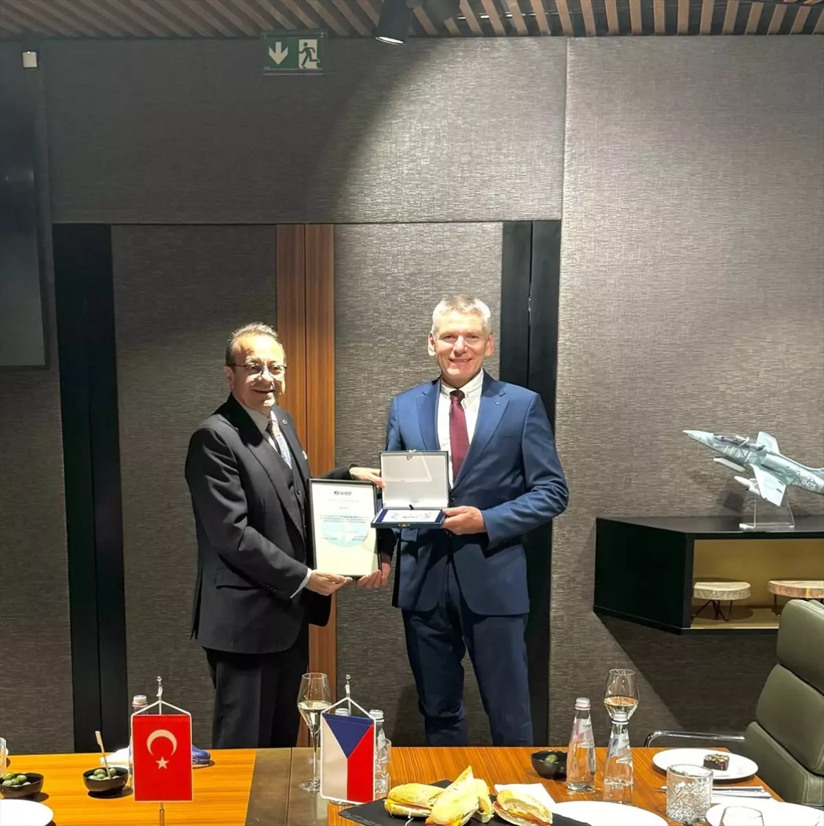 Çekya Savunma Derneği'nden Türkiye'nin Büyükelçisine Teşekkür Plaketi