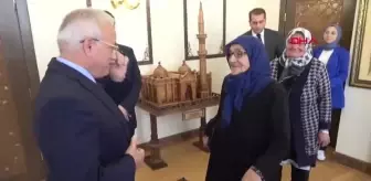 Vali Kumbuzoğlu'ndan Fadimana Altın'a Anlamlı Hediye