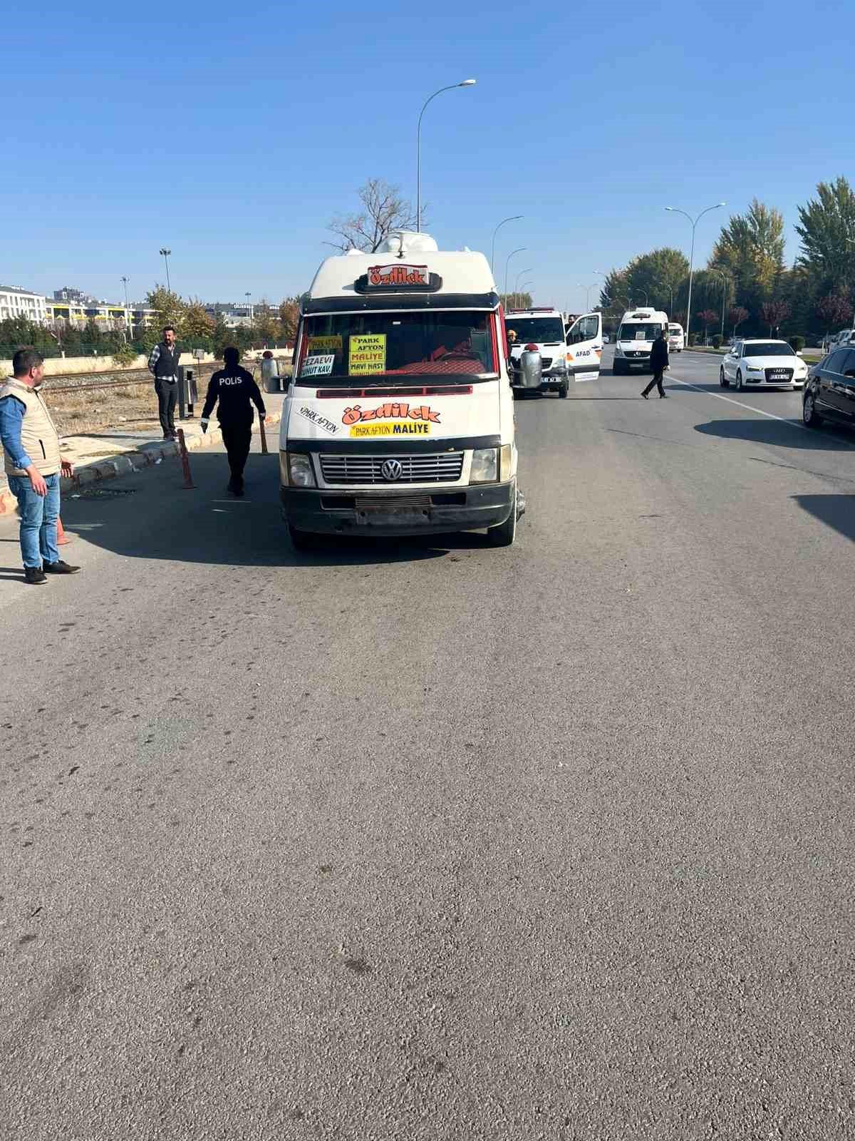 Yolcu indirmenin yasak olduğu yerde durunca 2 kişi minibüsün altında kaldı
