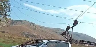 Hatay'da Pikap Elektrik Direğine Çarptı, Sürücü Yaralandı