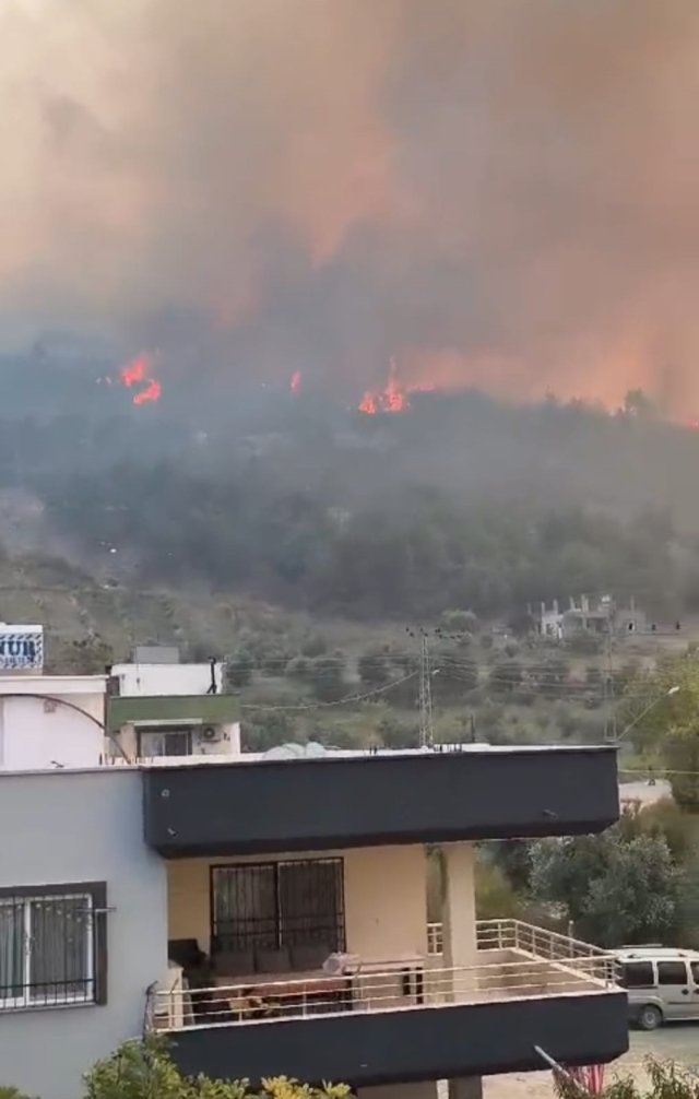 Forest Fire in Hatay Threatens Houses, Support Requests Are Increasing