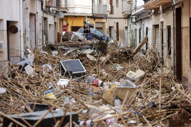 The death toll from the flood disaster in Spain has risen to 211