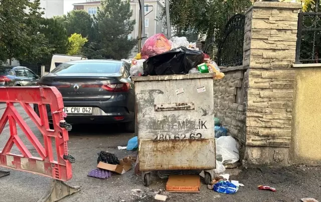 İşçiler greve çıkınca sokaklar çöp yığınından geçilmedi İşçiler greve çıkınca sokaklar çöp yığınından geçilmedi