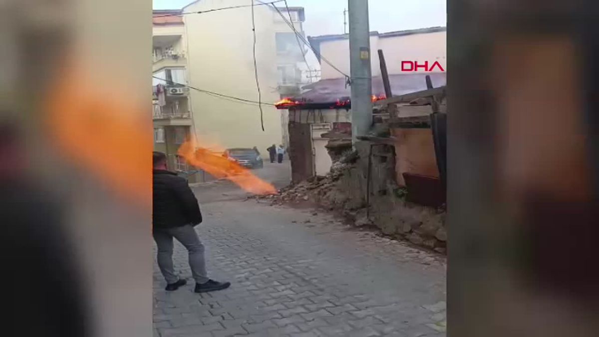 Kocaeli'de Doğal Gaz Borusu Patladı, Yangın Çıktı