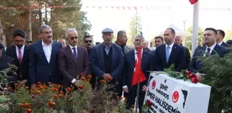 Ulaştırma ve Altyapı Bakanı Uraloğlu, şehit Ömer Halisdemir'in kabrini ziyaret etti