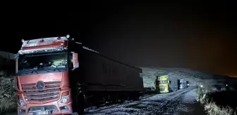 Ardahan'da Kar Yağışı ve Buzlanma Tırları Yolda Kaldırdı