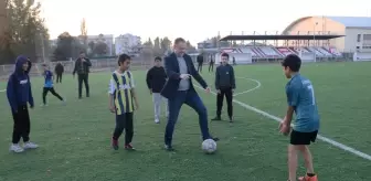 Kaymakam Koşansu, Çocuklarla Futbol Oynadı