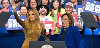 Jennifer Lopez, Kamala Harris'in Mitinginde Latinlere Oy Kullanma Çağrısı Yaptı