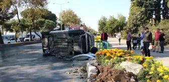 Aydın'da Kontrolden Çıkan Araç Kaldırıma Çarparak Yan Yattı