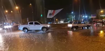 Kadirli'de Şiddetli Yağmur ve Dolu Sebebiyle Hayat Durma Noktasına Geldi