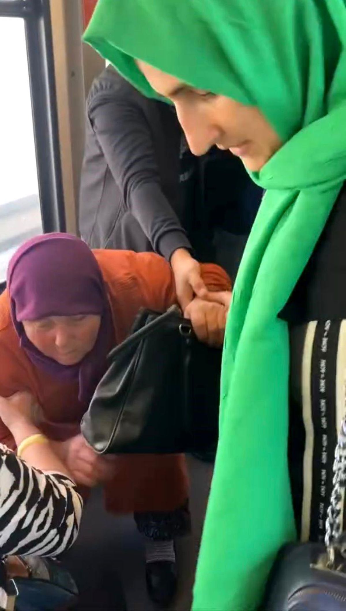 Bursa'da metroda yaşlı kadına yer vermeyen yolcuların duyarsızlığı dikkat çekti