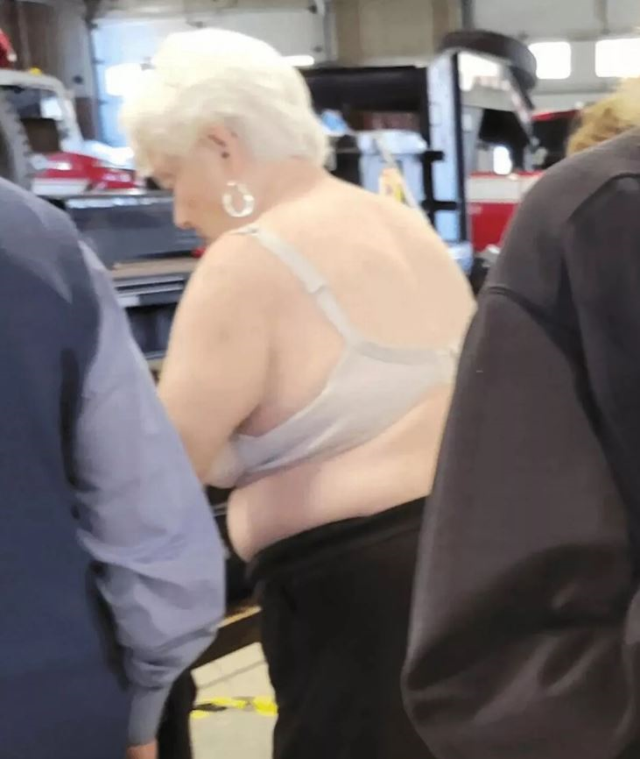 Unprecedented protest by a Trump supporter in the USA: Voted in a bra