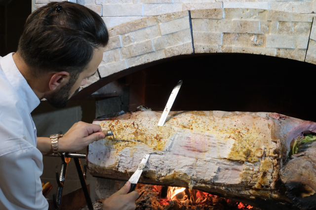 A new taste experience from the chefs of Ankara: Cağ kebabı made from swordfish