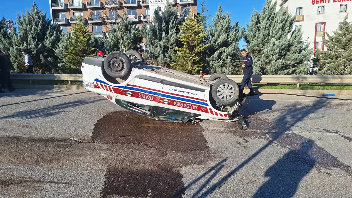 İzmit'te Jandarma Trafik Ekibi Kazası: 2 Yaralı