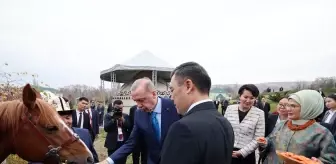 Cumhurbaşkanı Erdoğan, Kırgızistan Cumhurbaşkanı Caparov'a Togg hediye etti