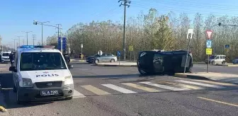 Sakarya'da hafif ticari araçla çarpışan otomobil devrildi: 1 yaralı