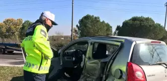 Sakarya'da Minibüs ve Otomobil Çarpıştı: 2 Yaralı