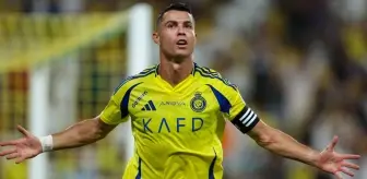 Cristiano Ronaldo ezeli rakibe imzayı atıyor