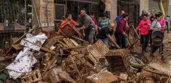 İspanya'da sel felaketinden sonra gönüllüler caddeleri temizlemeye başladı