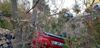 Isparta'da Şarampole Yuvarlanan Otomobildekimler Yara Almadan Kurtuldu