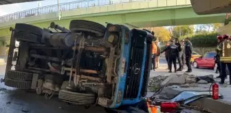 Bakırköy'de İSKİ Vinç Üst Geçide Çarparak Devrildi