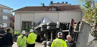 Kartal'da İnşaat Malzemesi Yüklü Kamyon Devrildi: Sürücü Yaralandı